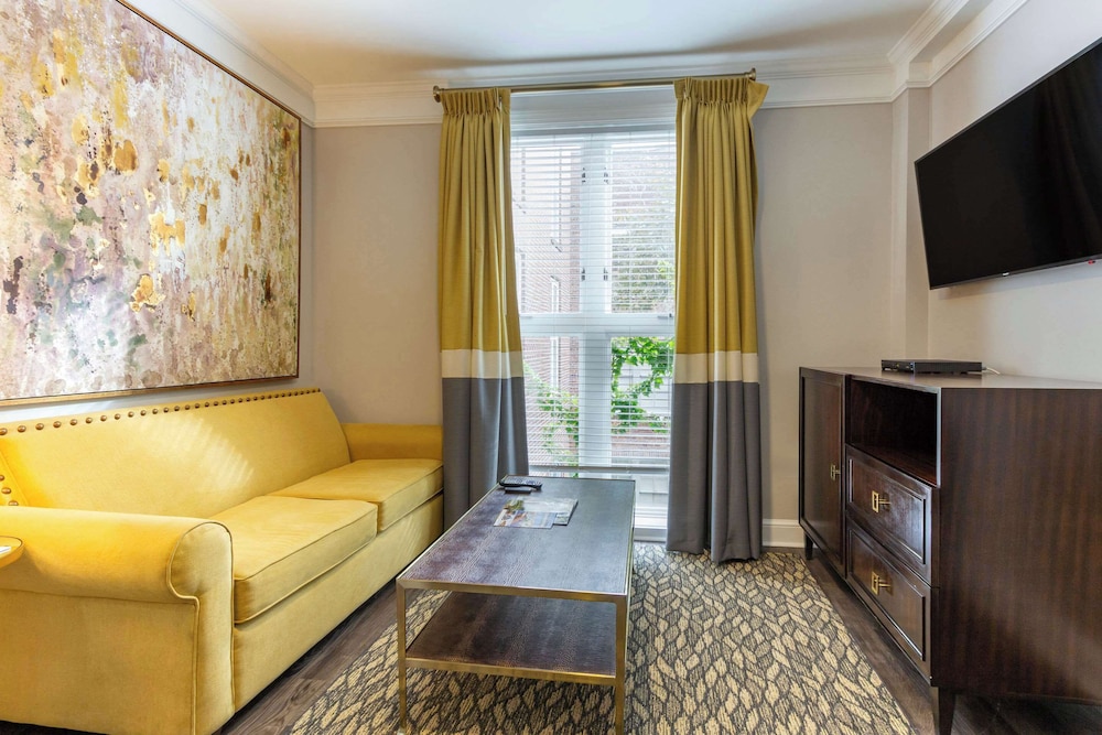 Suite, 1 King Bed with Sofa bed, Non Smoking - Photo 5