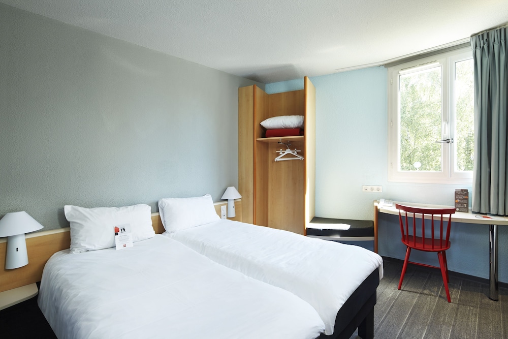 Standard Room, 2 Twin Beds - Photo 8
