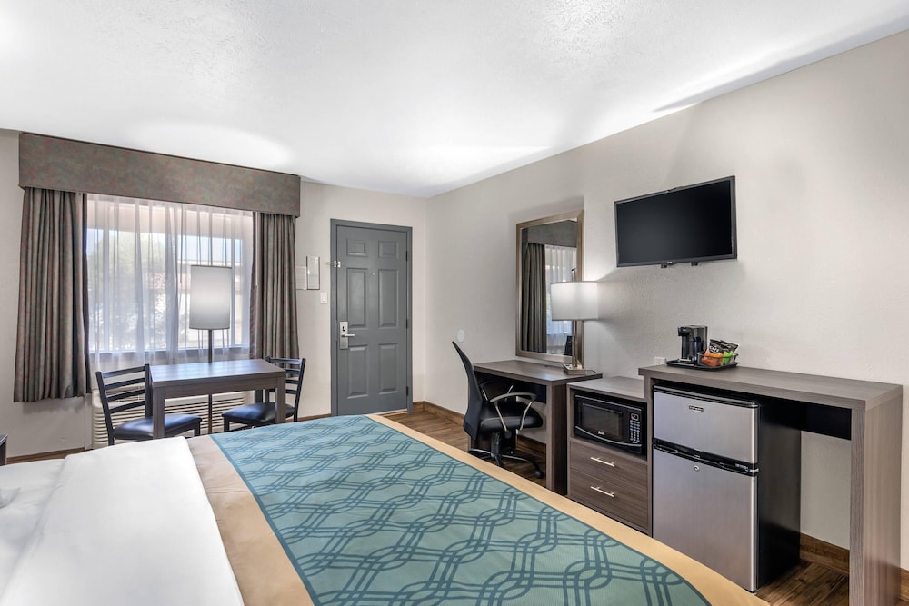 Room, 1 King Bed, Non Smoking - Photo 4