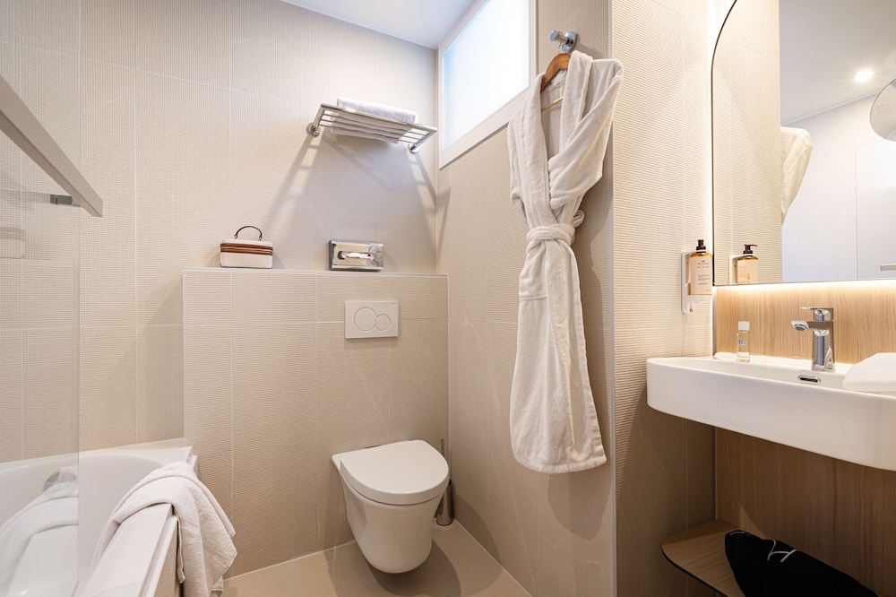 Superior Triple Room, Sea View thumbnail 5