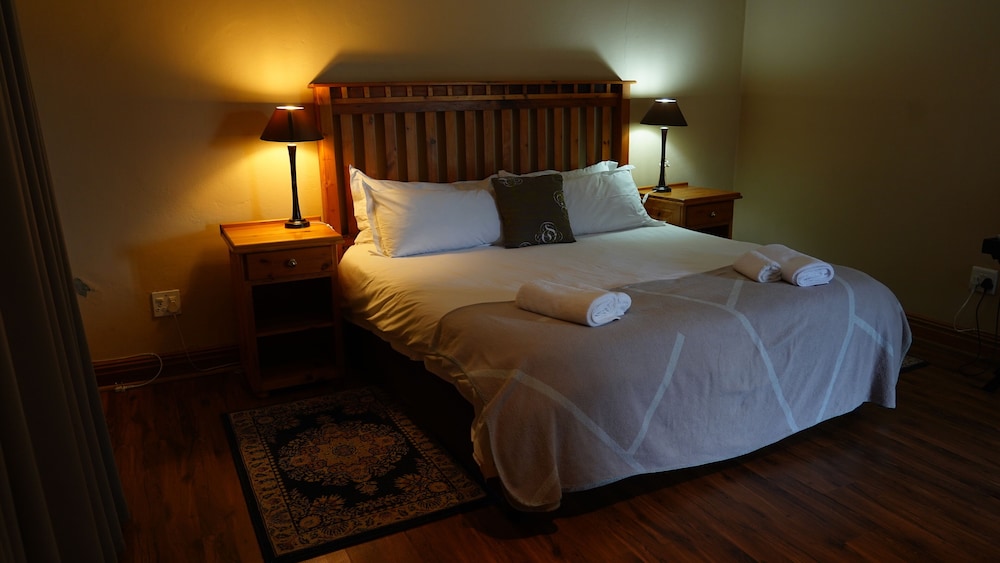 Deluxe Double Room, 1 King Bed, Ensuite photo 2