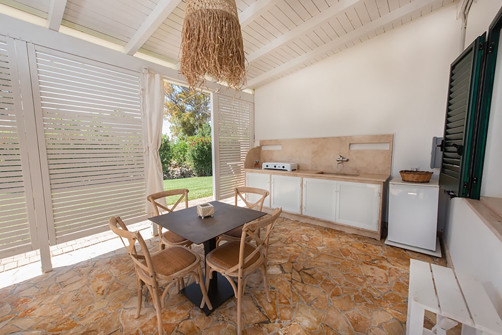 Grand Room, Kitchenette, Poolside photo 2