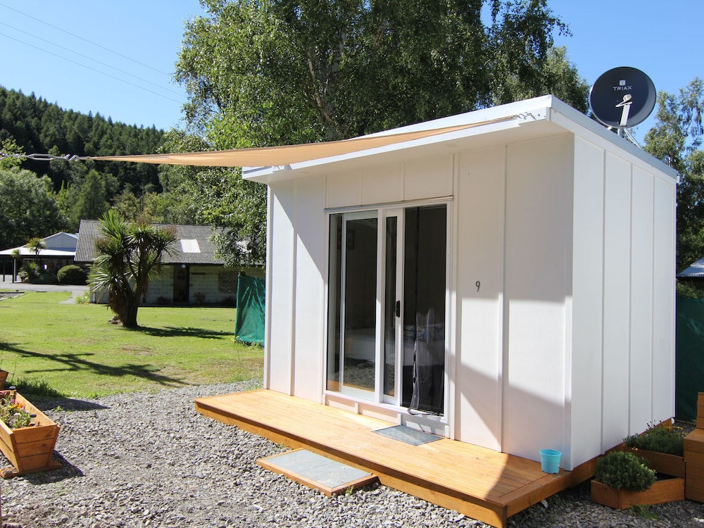 Standard Cabin, 1 Queen Bed (Shared Bathroom) photo 1