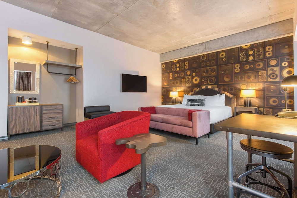 Suite, 1 King Bed with Sofa bed, Non Smoking (Roll-In Shower) photo 3