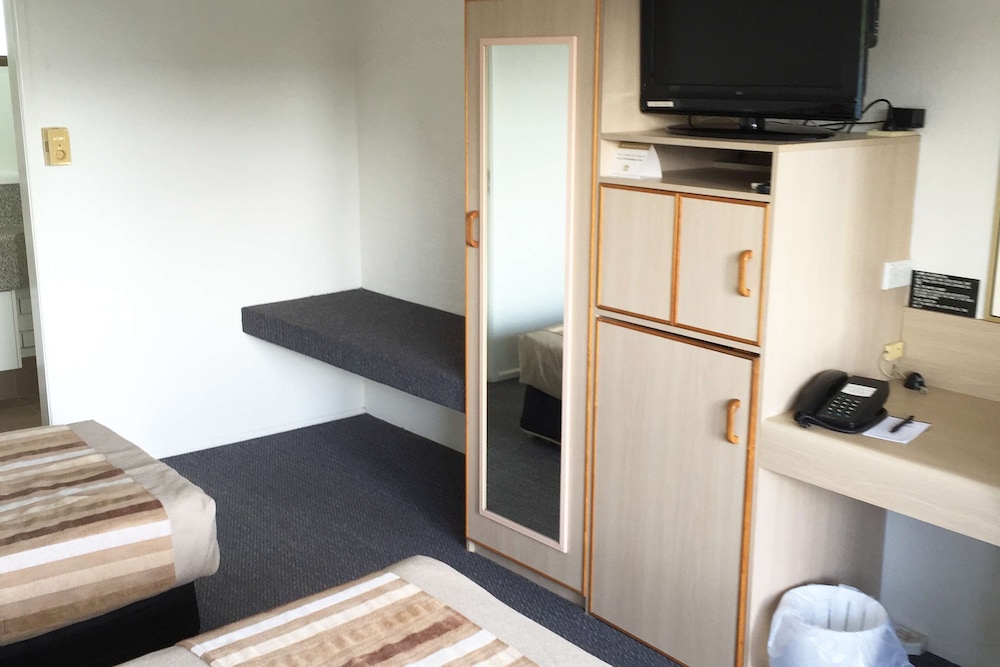 Standard Room, Multiple Beds, Non Smoking - Photo 8