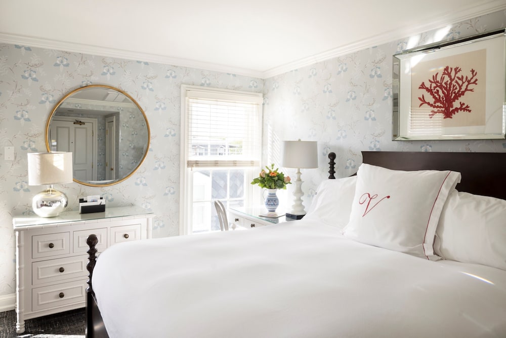 Premier Room, 1 King Bed (Virginia | Guestroom) photo 3