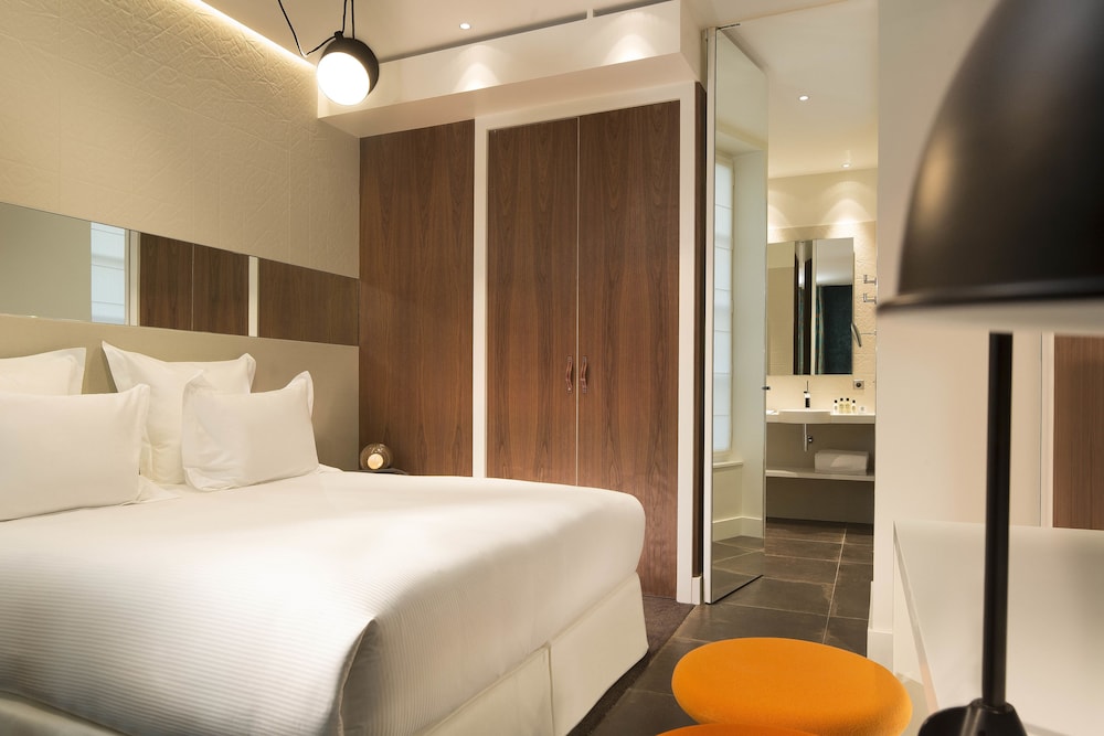 Deluxe Room thumbnail 5