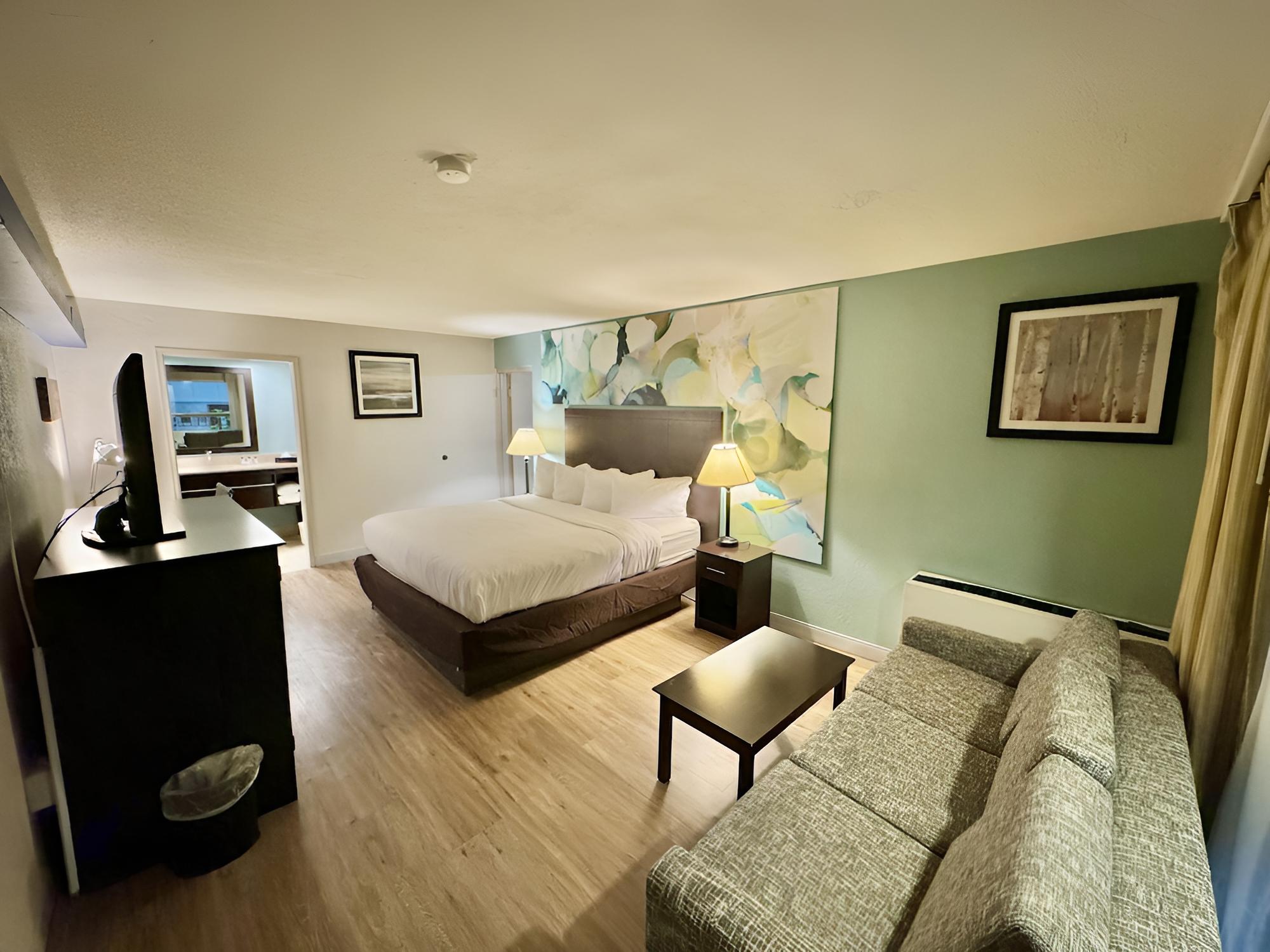 Suite, 1 King Bed - Photo 2