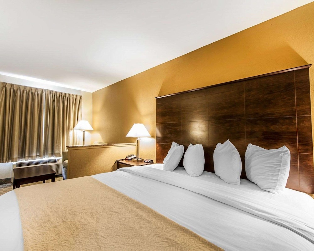 Room, 1 King Bed, Non Smoking - Photo 5