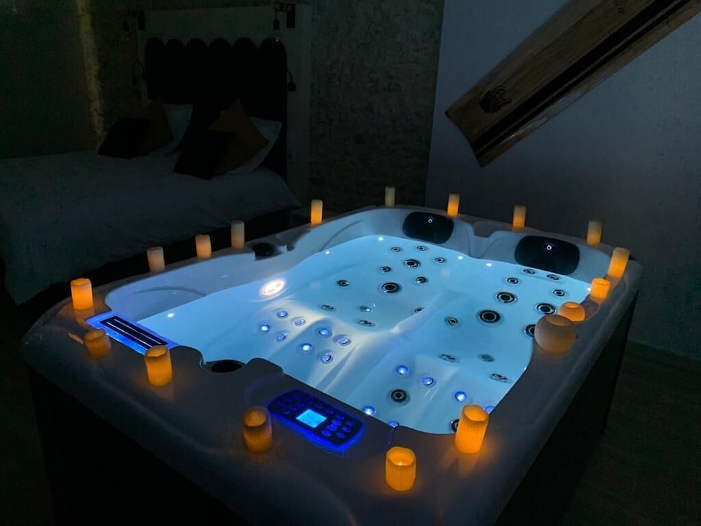 Deluxe Room, Hot Tub photo 3