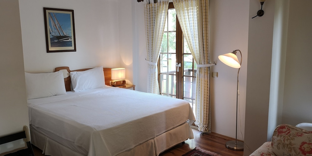 Premier Double Room, 1 King Bed, Corner photo 2