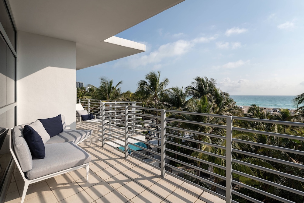 Suite, 1 Bedroom, Ocean View (Corner) - Photo 2
