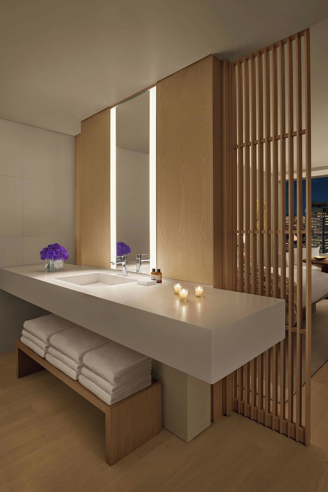 Room, 2 Queen Beds, City View thumbnail 6
