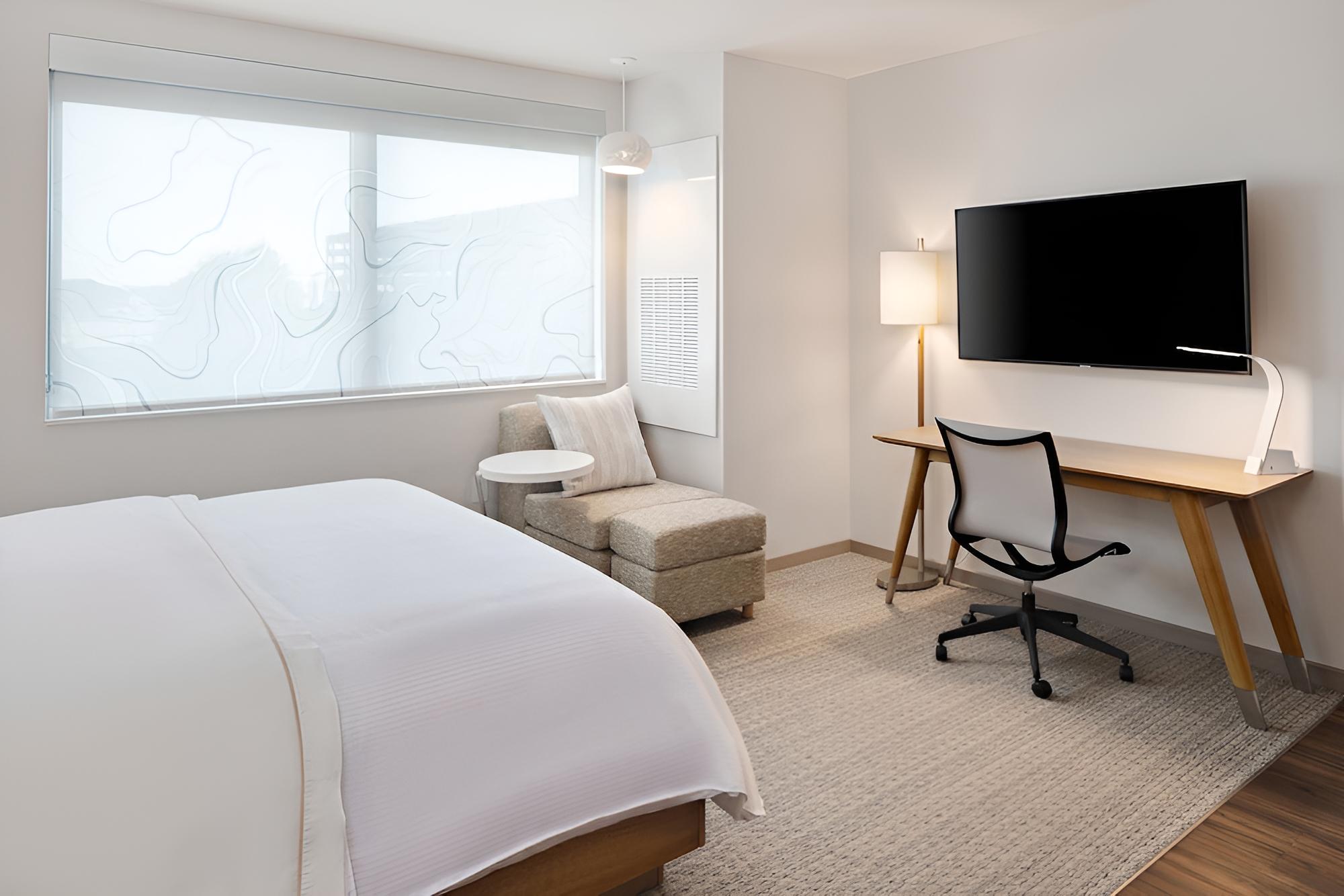 Deluxe Room, 1 King Bed photo 2