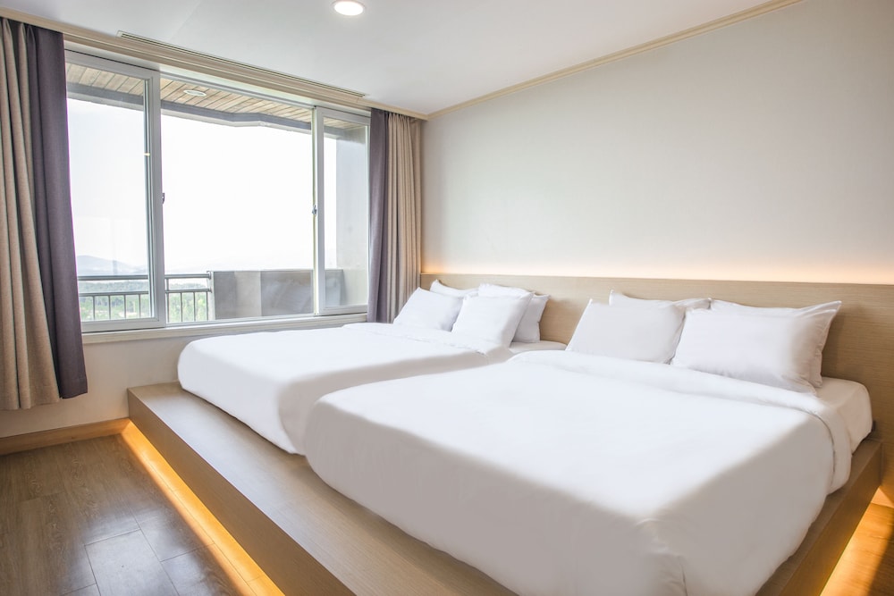[Only Foreigner] Visit Korea Giveaway - Kensington Junior Suite (Remodeling Room / No Kitchenette)