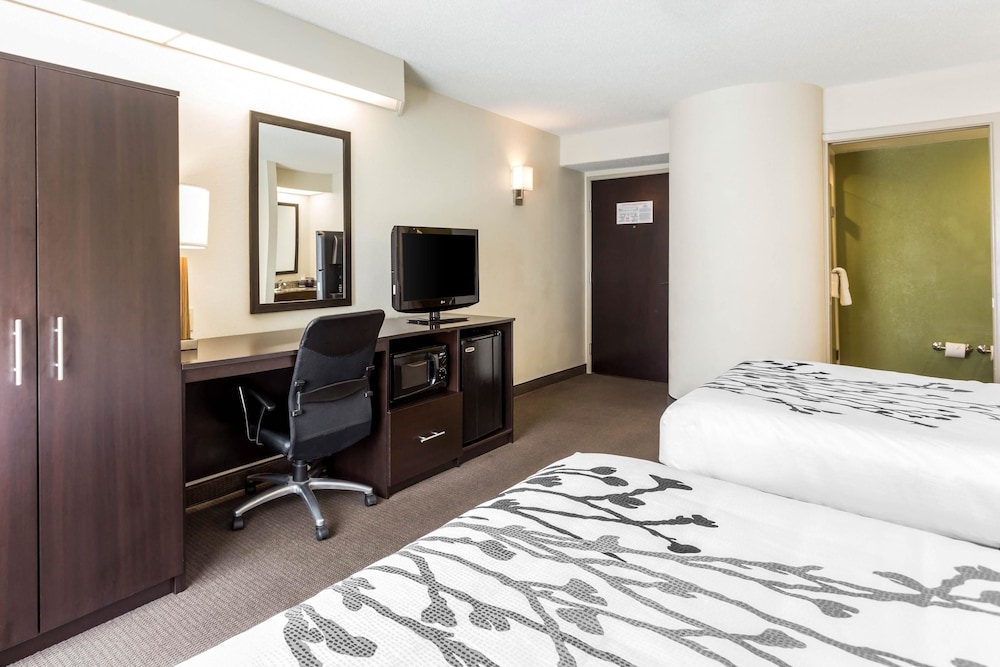 Standard Room, 2 Queen Beds, Non Smoking - Photo 4