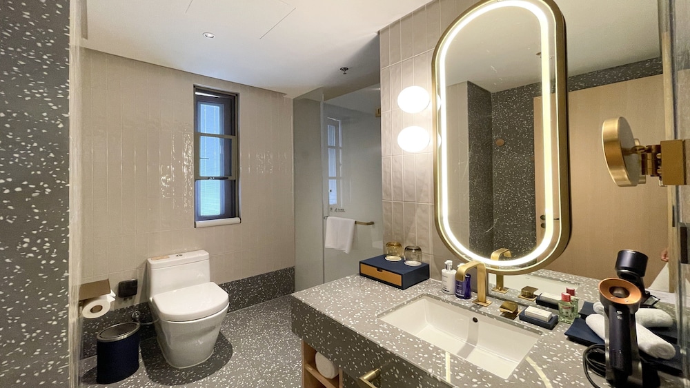 Suite, 2 Bedrooms (Living Dining) - Photo 2