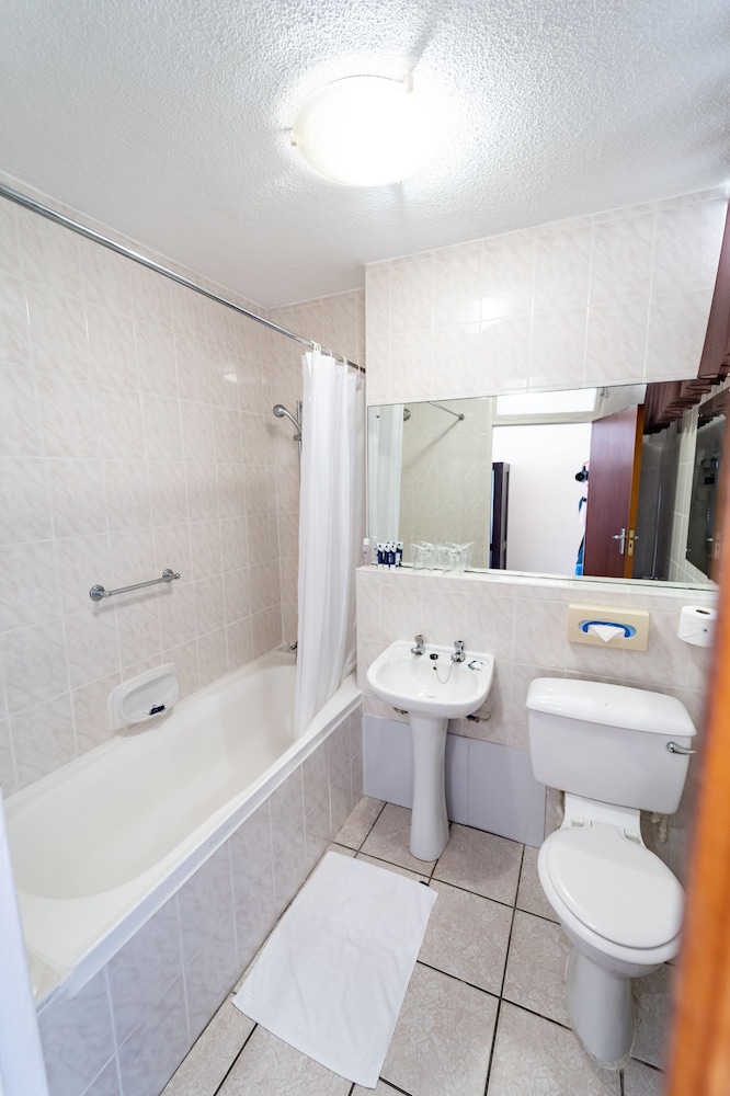 Standard Room, 2 Double Beds, Partial Sea View photo 3