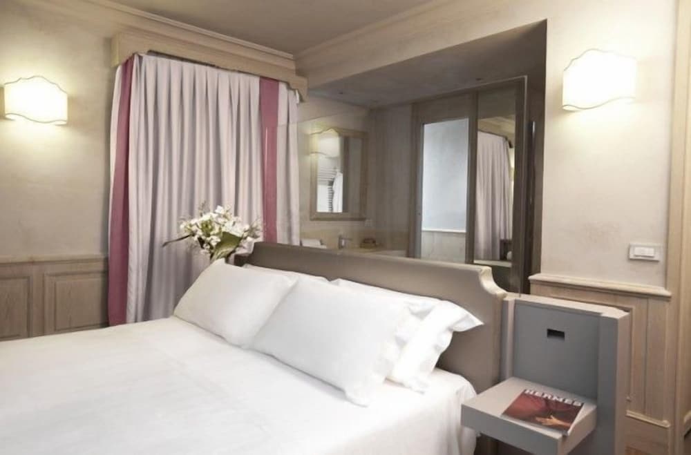 Premium Double or Twin Room, Bathtub, Park View photo 3