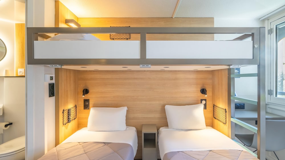 Standard Room, Multiple Beds photo 3