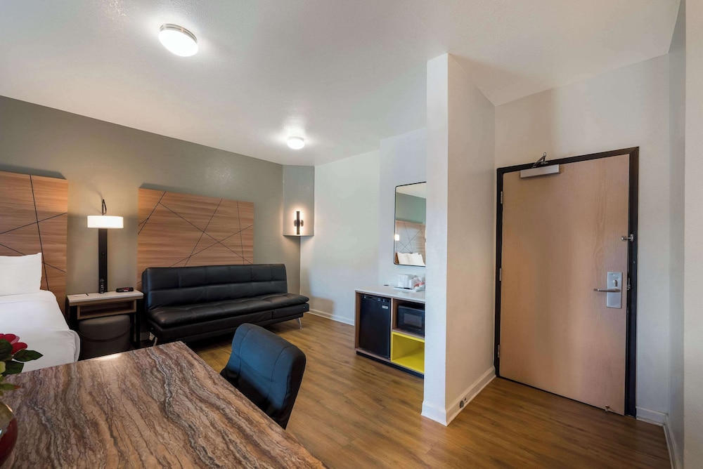Standard Room, Multiple Beds, Non Smoking - Photo 7
