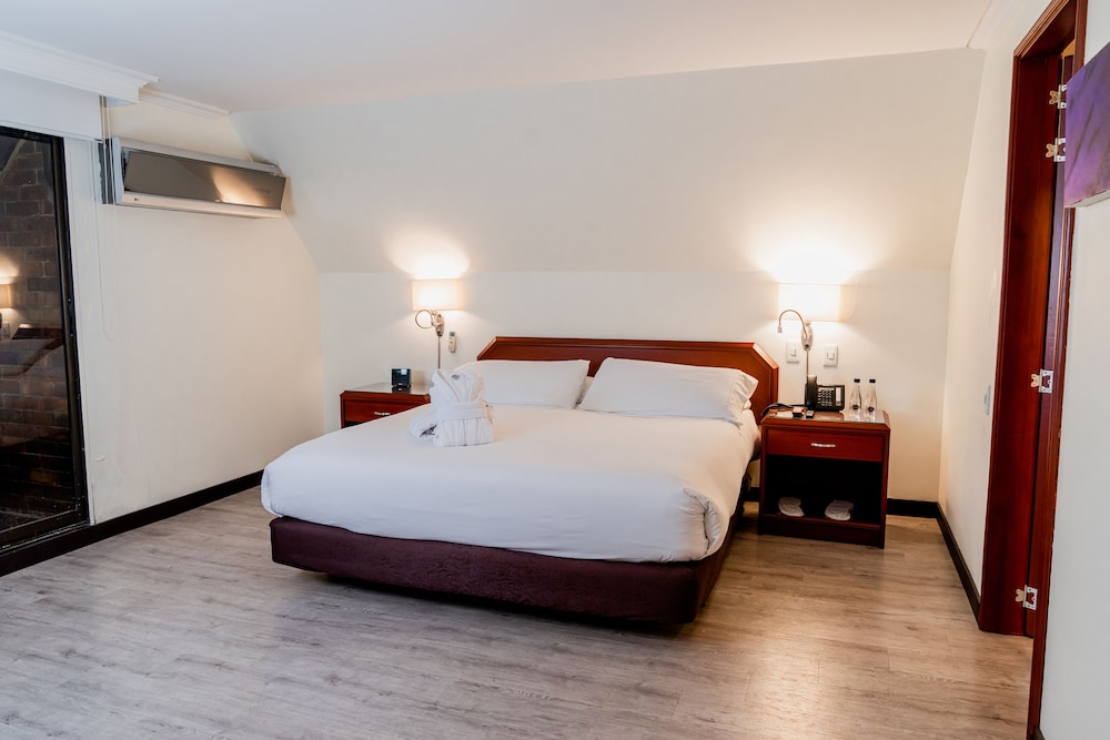 Grand Suite, 1 King Bed, Hot Tub - Photo 1