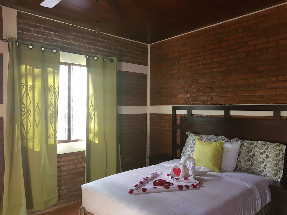 Comfort Cabin, 1 Queen Bed, Non Smoking photo 3