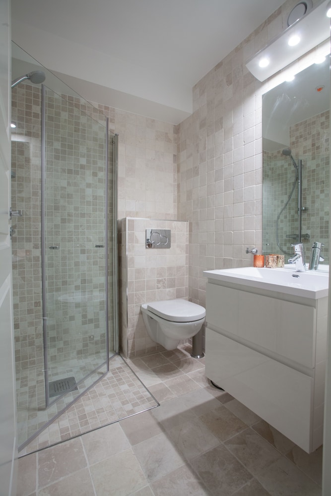 Suite, 3 Bedrooms (A) (Linen and towels not included) photo 3