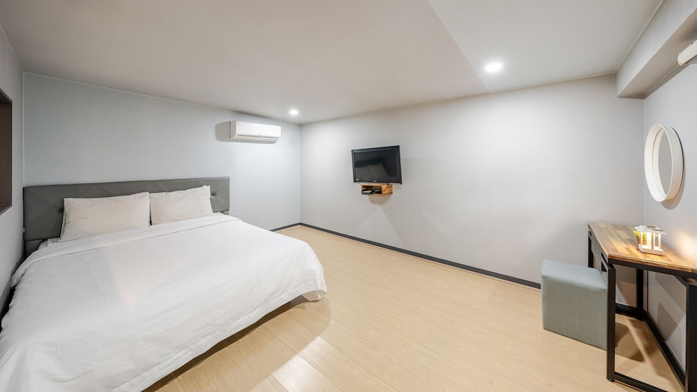 Basic Room, 1 Bedroom (Room B304 (Couple/Family Room)) - Photo 6