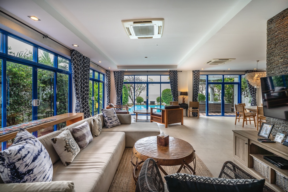 4BR Beachfront Pool Villa - Photo 7