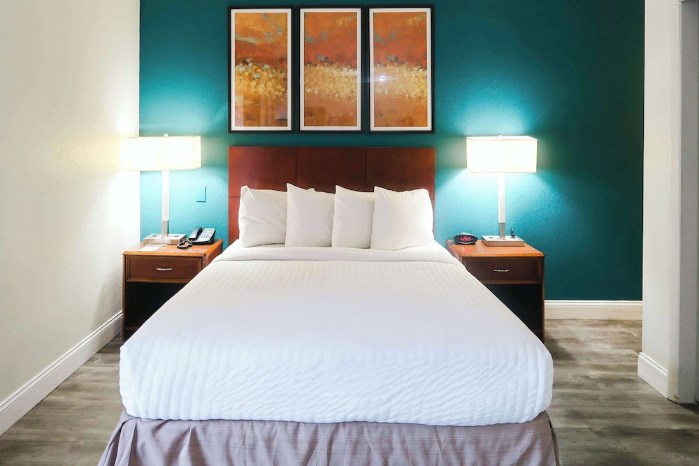 Studio Suite, 1 Queen Bed, Non Smoking, Bathtub photo 1