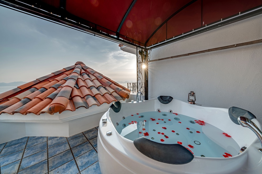 Room, Jetted Tub (Mediterranean/outdoor tub in winter, contact) photo 3