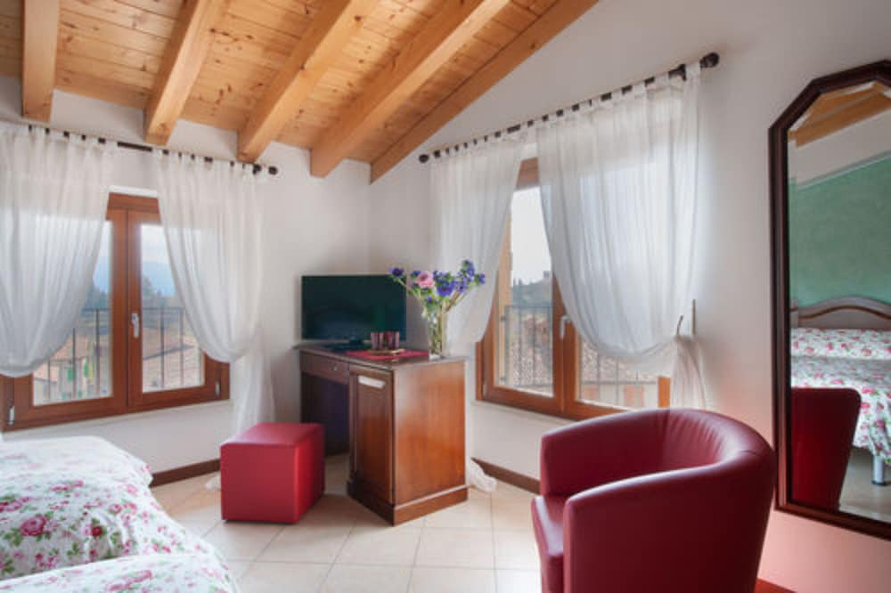 Romantic Double Room, 1 Queen Bed, Ensuite, Tower photo 3