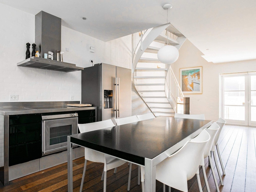 Classic Apartment, 3 Bedrooms photo 2