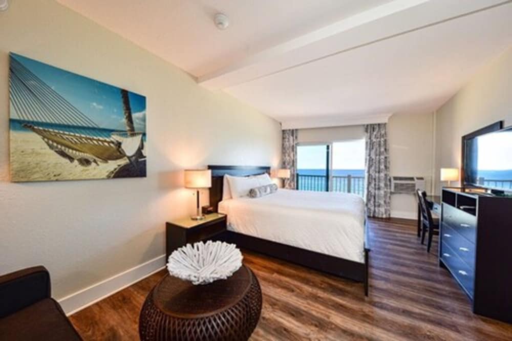 Standard Room, 1 King Bed, Oceanfront photo 3