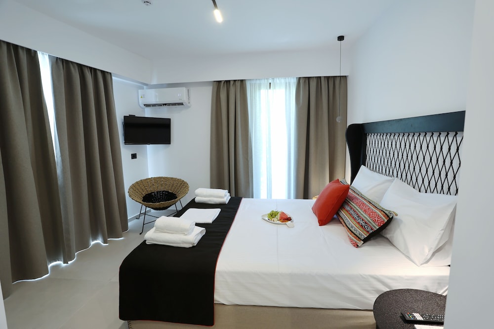 Superior Suite with Pool View photo 1