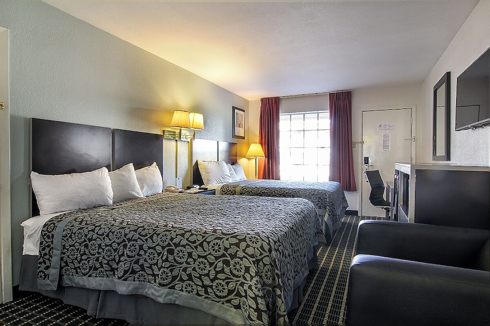 Standard Room, 2 Queen Beds - Photo 5