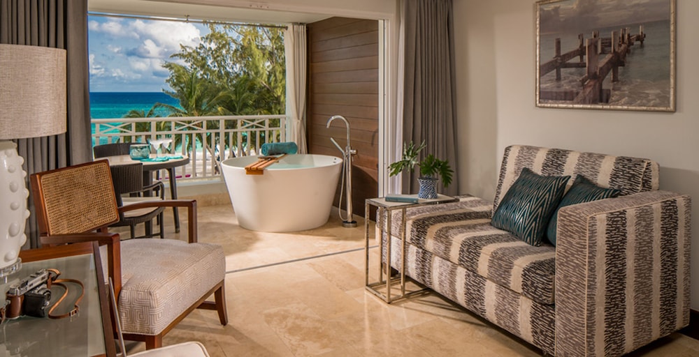 Club Suite, 1 Bedroom, Ocean View (Beachfront Club Level Suite)