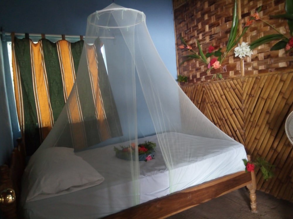 Double Room, 1 Queen Bed, Shared Bathroom photo 2