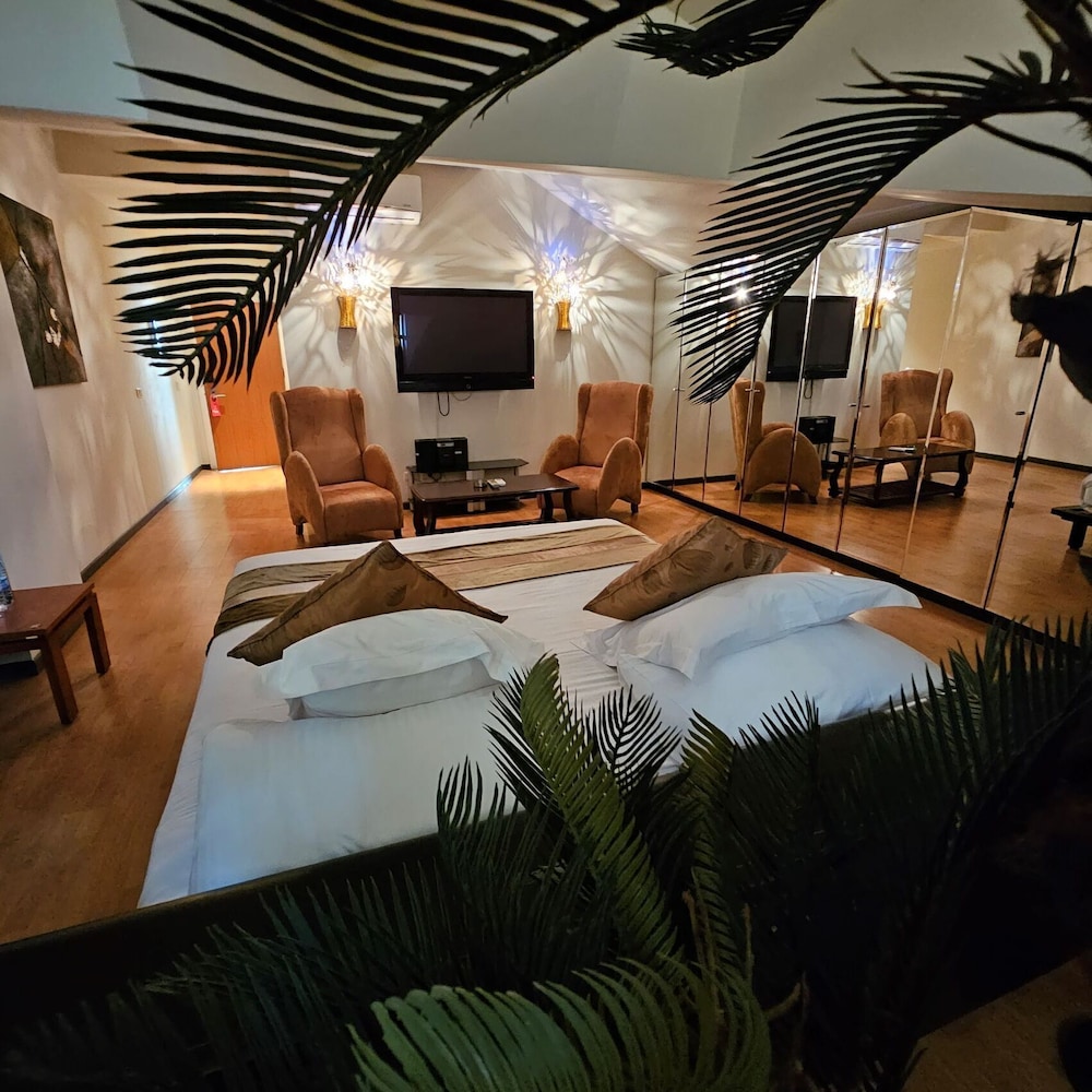 Queen Suite photo 1