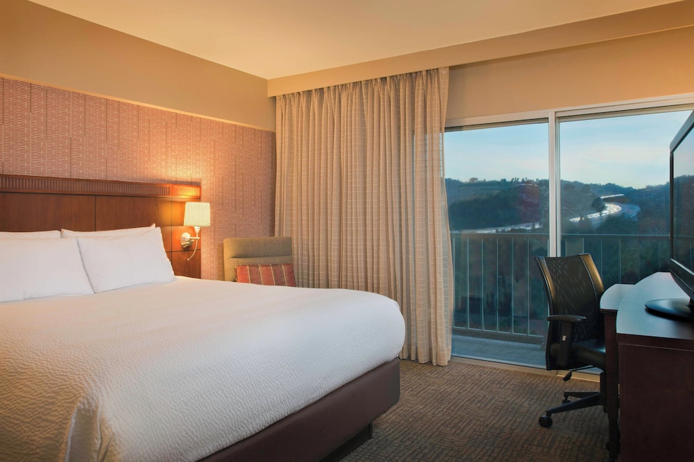 Room, 2 Queen Beds (Hearing Accessible) - Photo 3