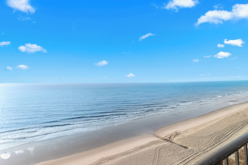 Oceanfront Deluxe King Room - Photo 6