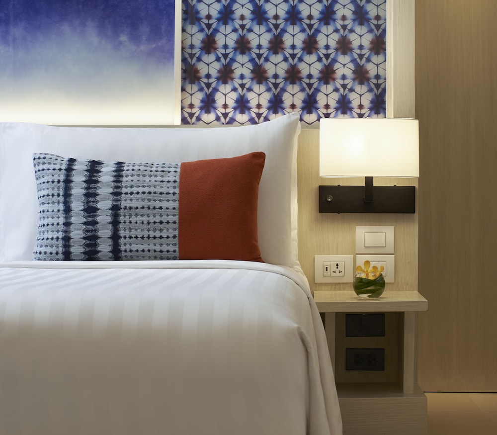 Deluxe Room, 1 King Bed, Ocean View - Photo 4