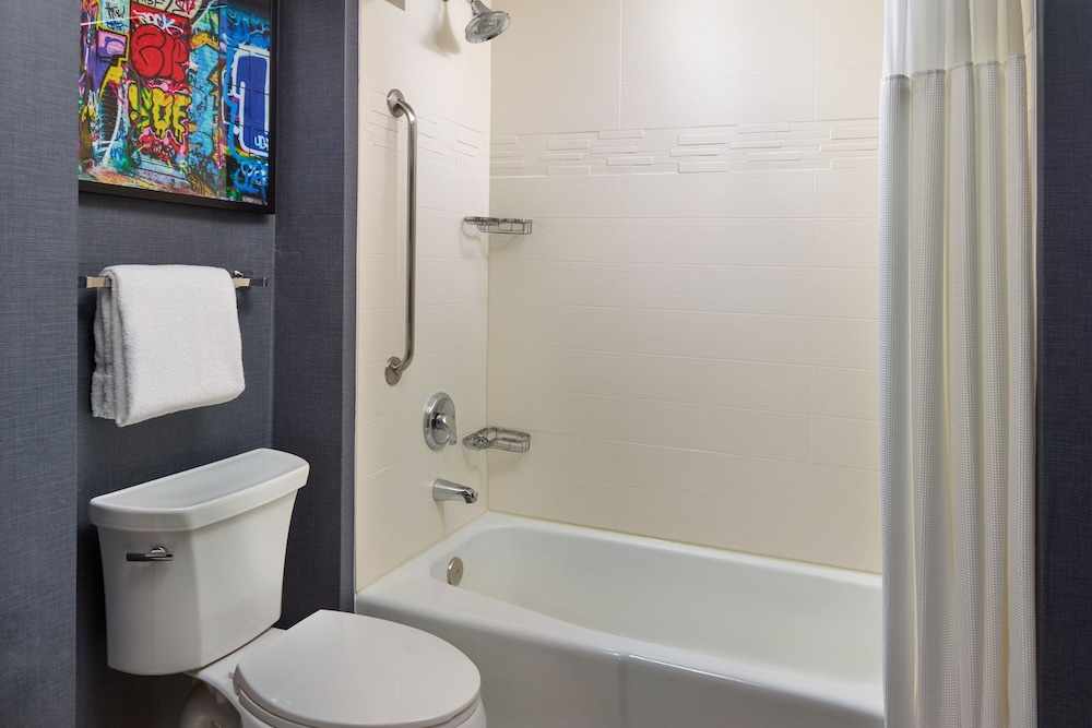 Suite, 1 Bedroom - Photo 8