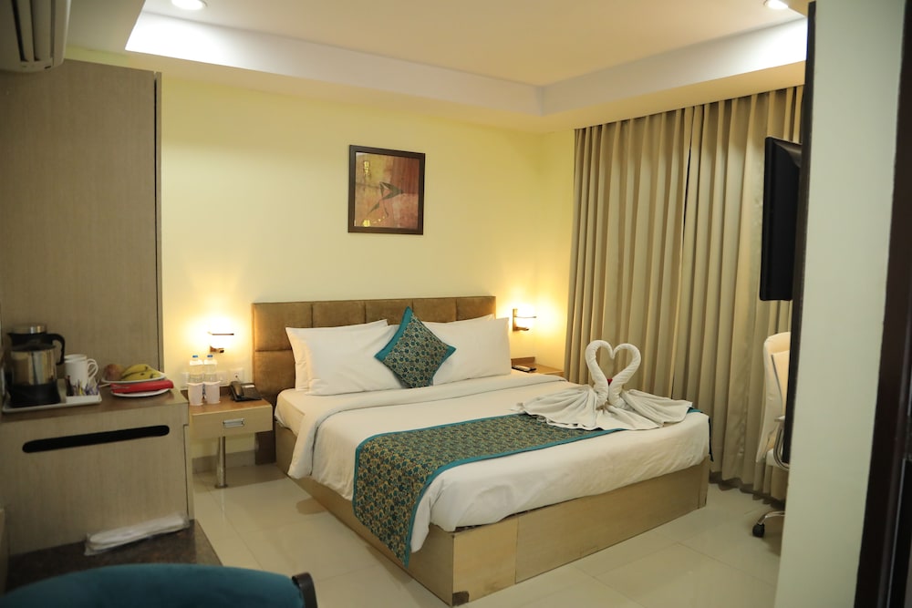 Deluxe Double or Twin Room, 1 King Bed, City View