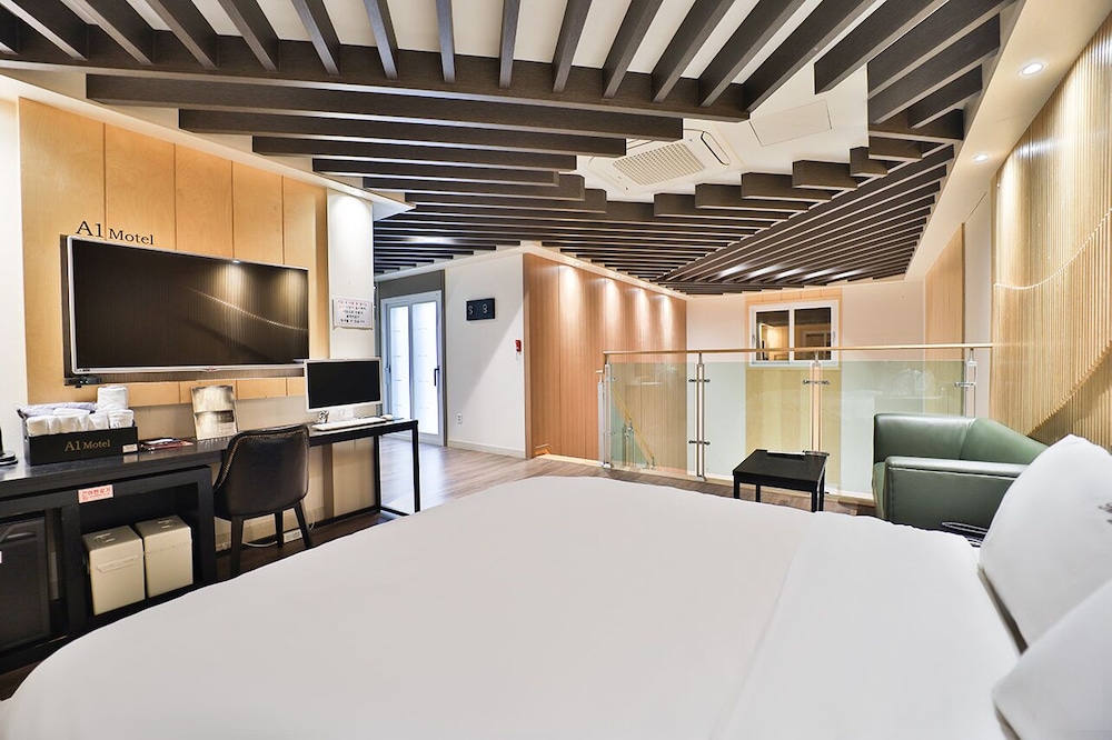 Family Twin Room, 2 Double Beds - Free Breakfast for 2 Included photo 2