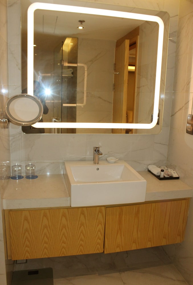 Deluxe Single Room, 1 Queen Bed, Refrigerator & Microwave, City View photo 2