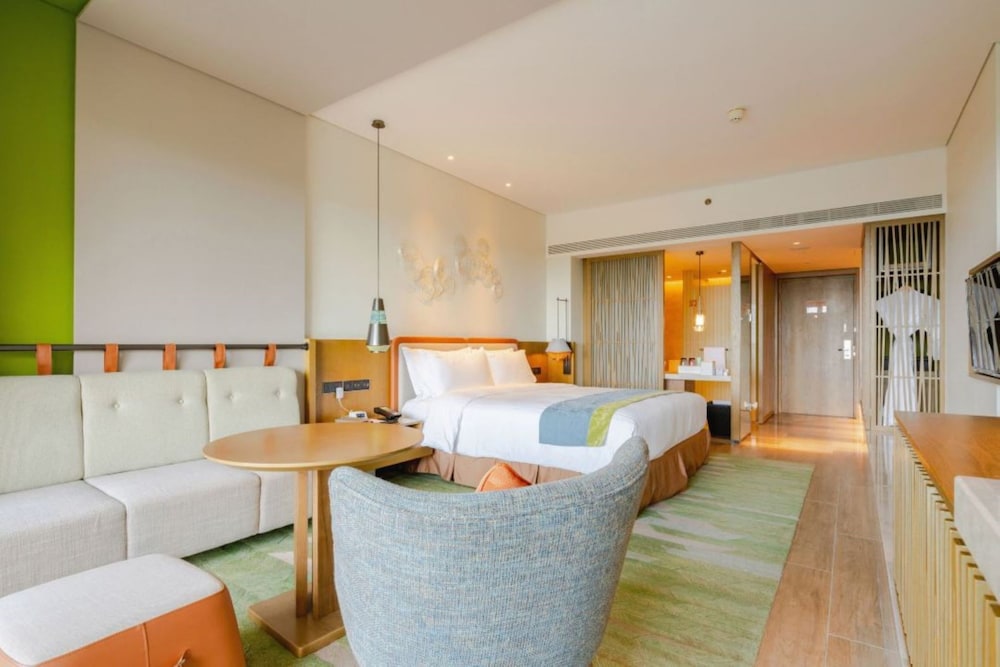 Premium Room, 1 King Bed, Pool View - Photo 3