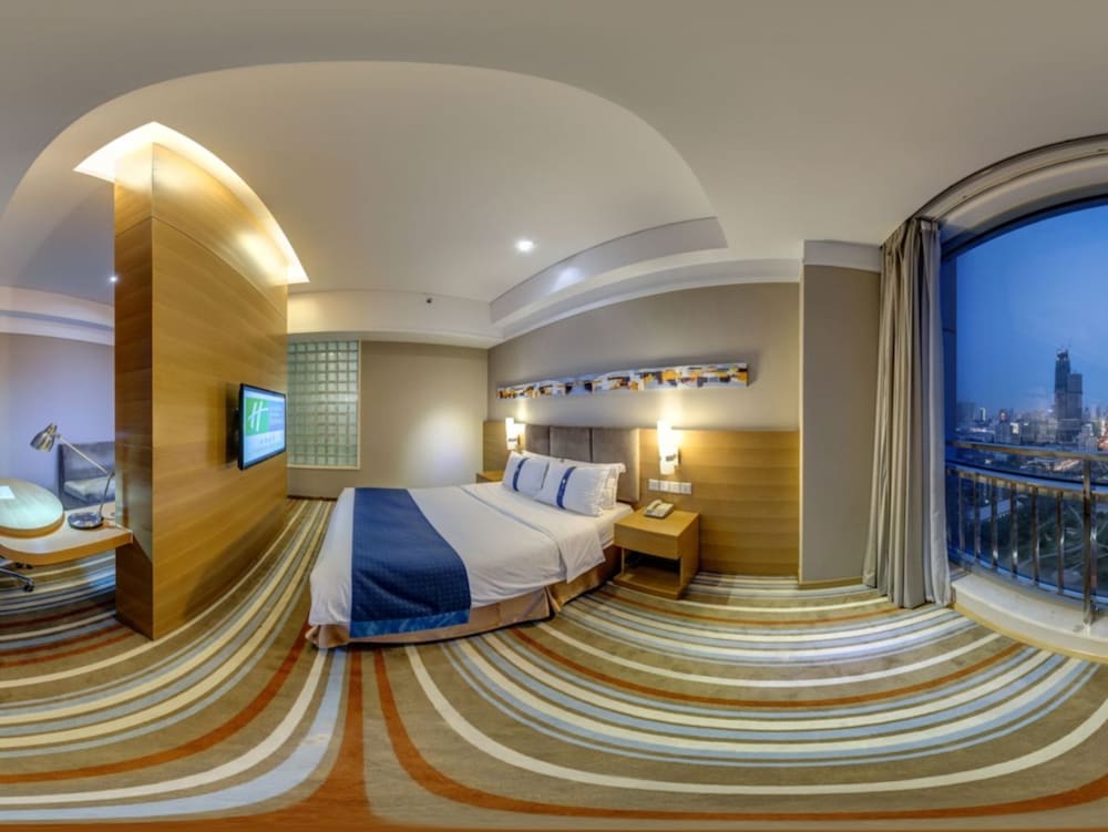 Suite, 1 King Bed - Photo 3