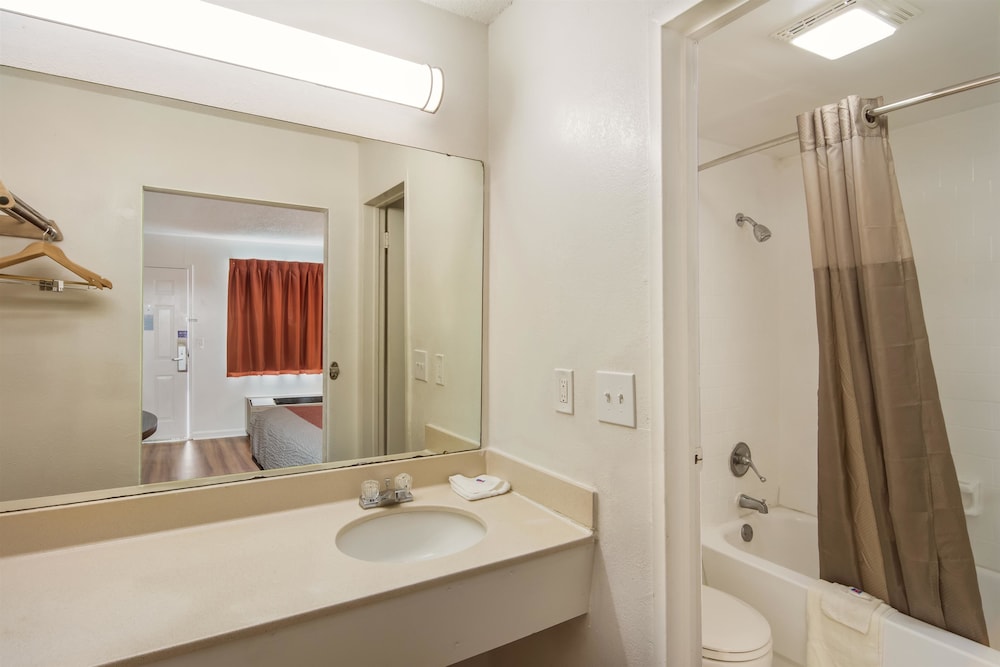 Deluxe Room, 1 Double Bed, Non Smoking, Refrigerator & Microwave - Photo 6